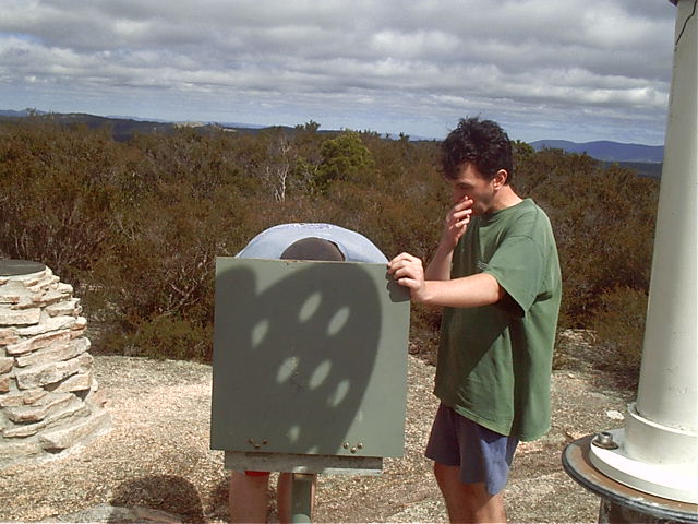 Ix holds the lid