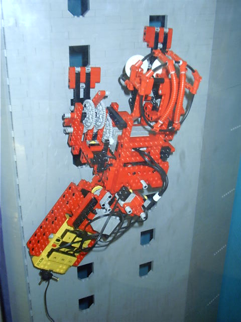 This thing rocked. Sure, all it did was climb up and down, but thats more work than most IRCers do.