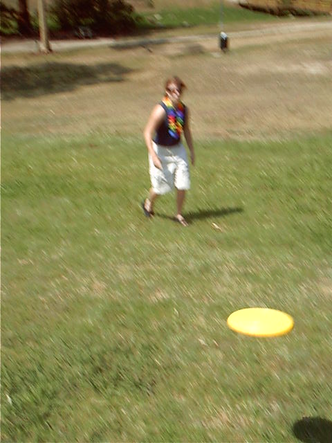 Trui throws the frisby