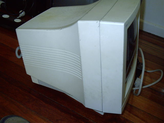 Ahh, a monitor with a metal ring. Thank you UQ for your donation